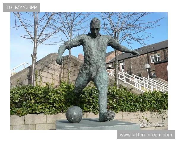 足球明星雕塑艺术作品欣赏展现足球文化与雕塑美的完美结合