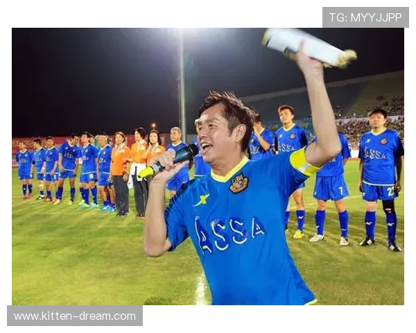 香港足球明星队精彩表演引发热烈反响展现运动精神与团队合作魅力