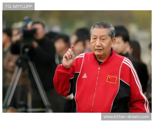 中国足球明星离世引发球迷哀悼追忆其辉煌职业生涯与贡献